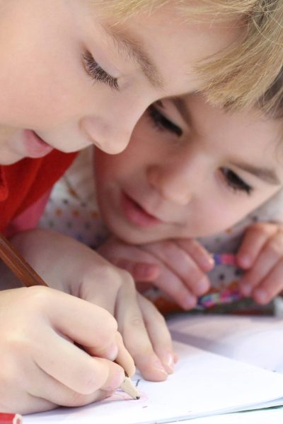 Mon enfant a peur d’aller à l’école : comment réagir en tant que parent ?